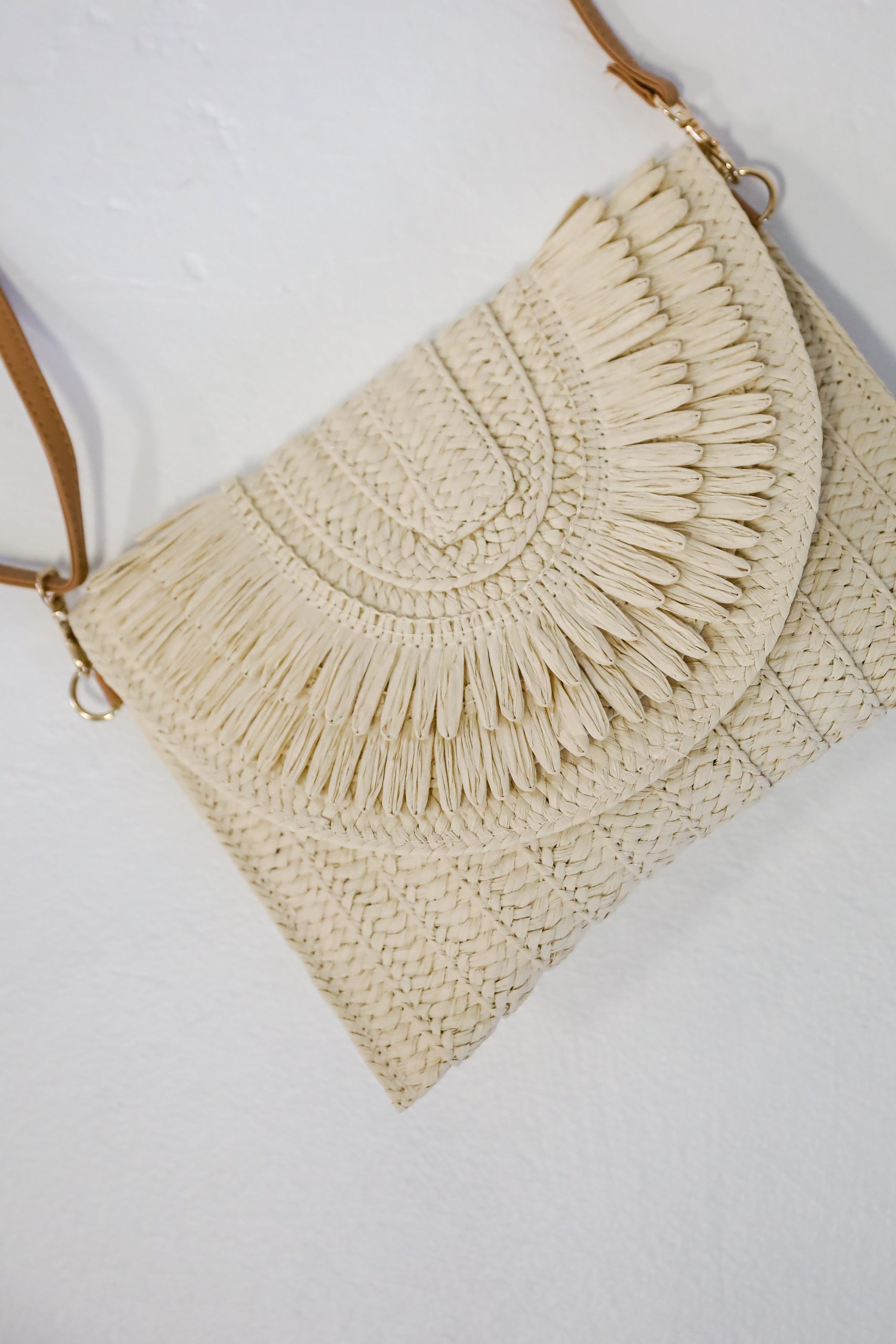 shopdressup_ivory_straw_clutch-2.jpg