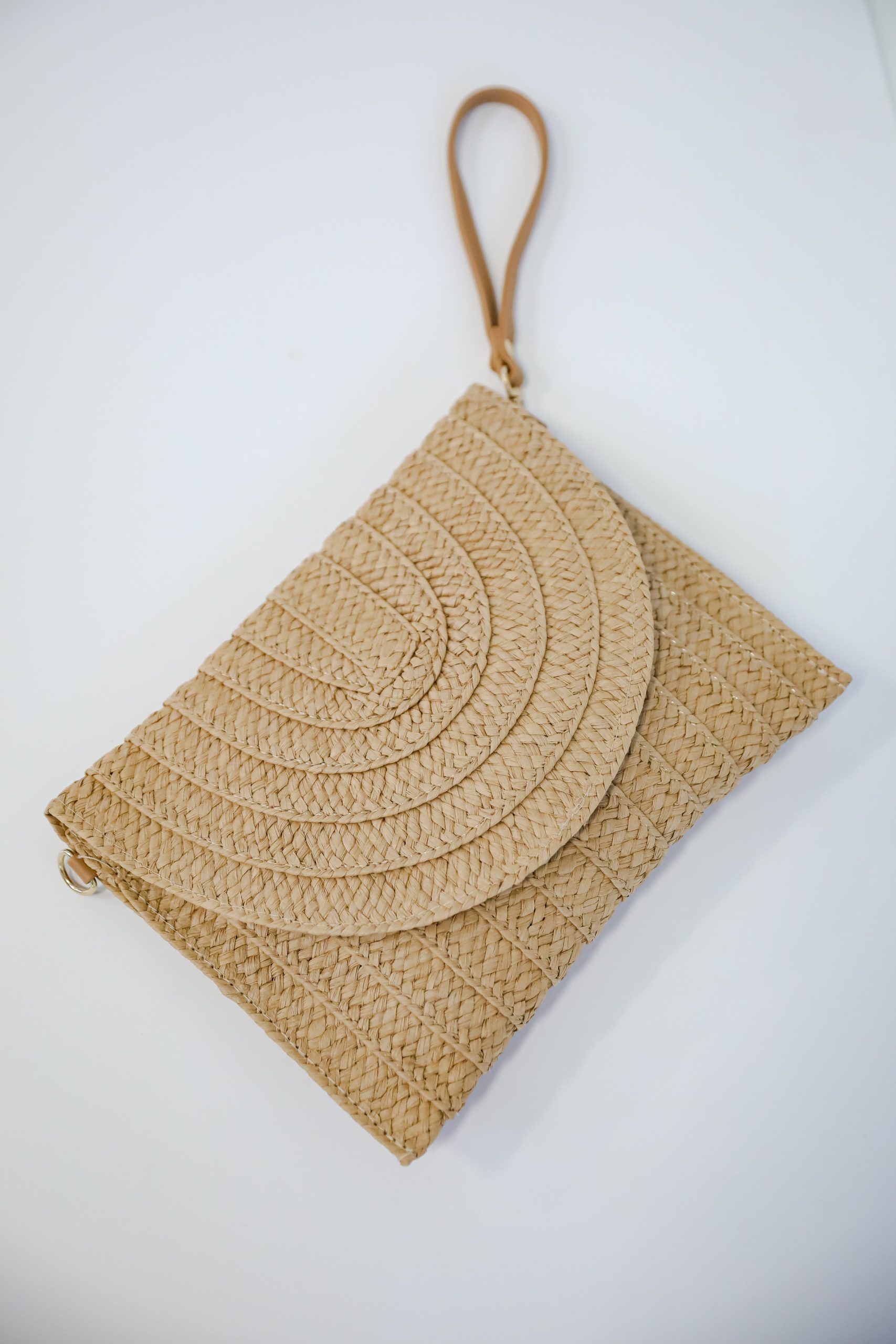 shopdressup_taupe_straw_clutch-3_60eb6ea0-4796-4b39-8369-de74249d1fd7.jpg