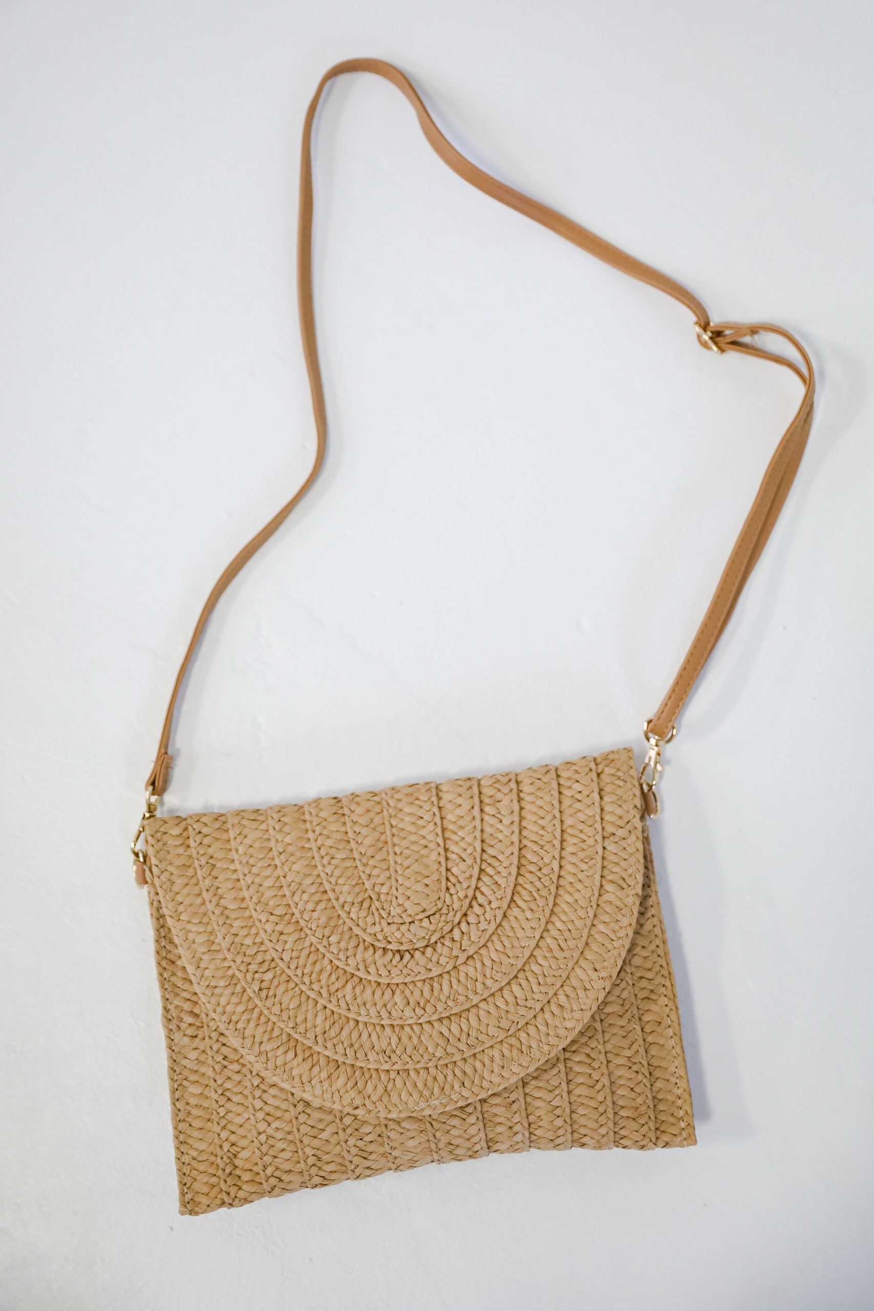shopdressup_taupe_straw_clutch-6_bb6464ac-f318-4beb-8e22-39c7cc996c82.jpg